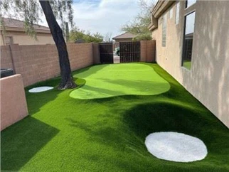 Dirbtinė žolė aplink baseiną